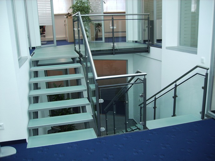 Podest und Treppe mit Glasboden